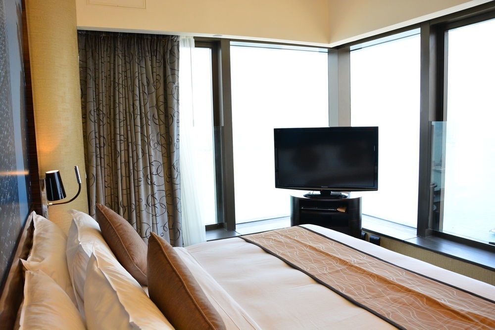 Hotel Harbour Grand Hongkong Exterior foto A television in a hotel room