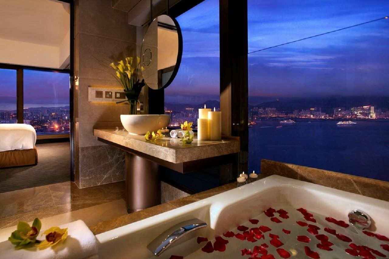 Hotel Harbour Grand Hongkong Exterior foto A bathroom at the Mandarin Oriental, Hong Kong